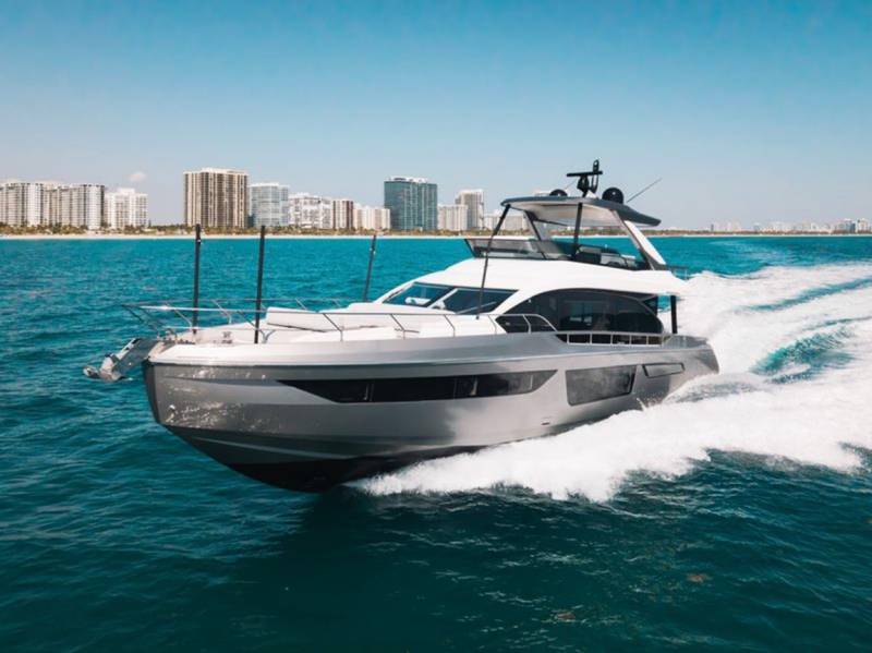 Azimut 68 Flybridge yacht charter in Miami