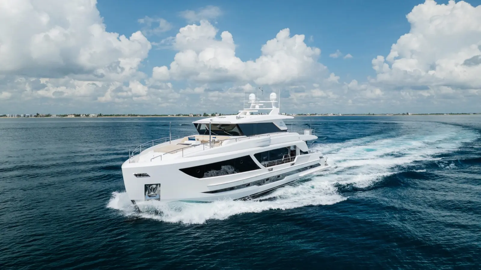 Horizon FD90 Skylounge superyacht cruising on open water
