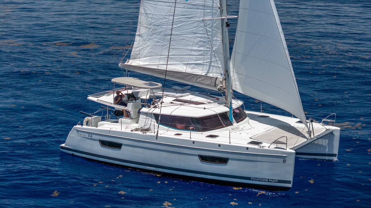 Catamarán de vela Fountaine Pajot 50 navegando a vela sobre agua azul profundo