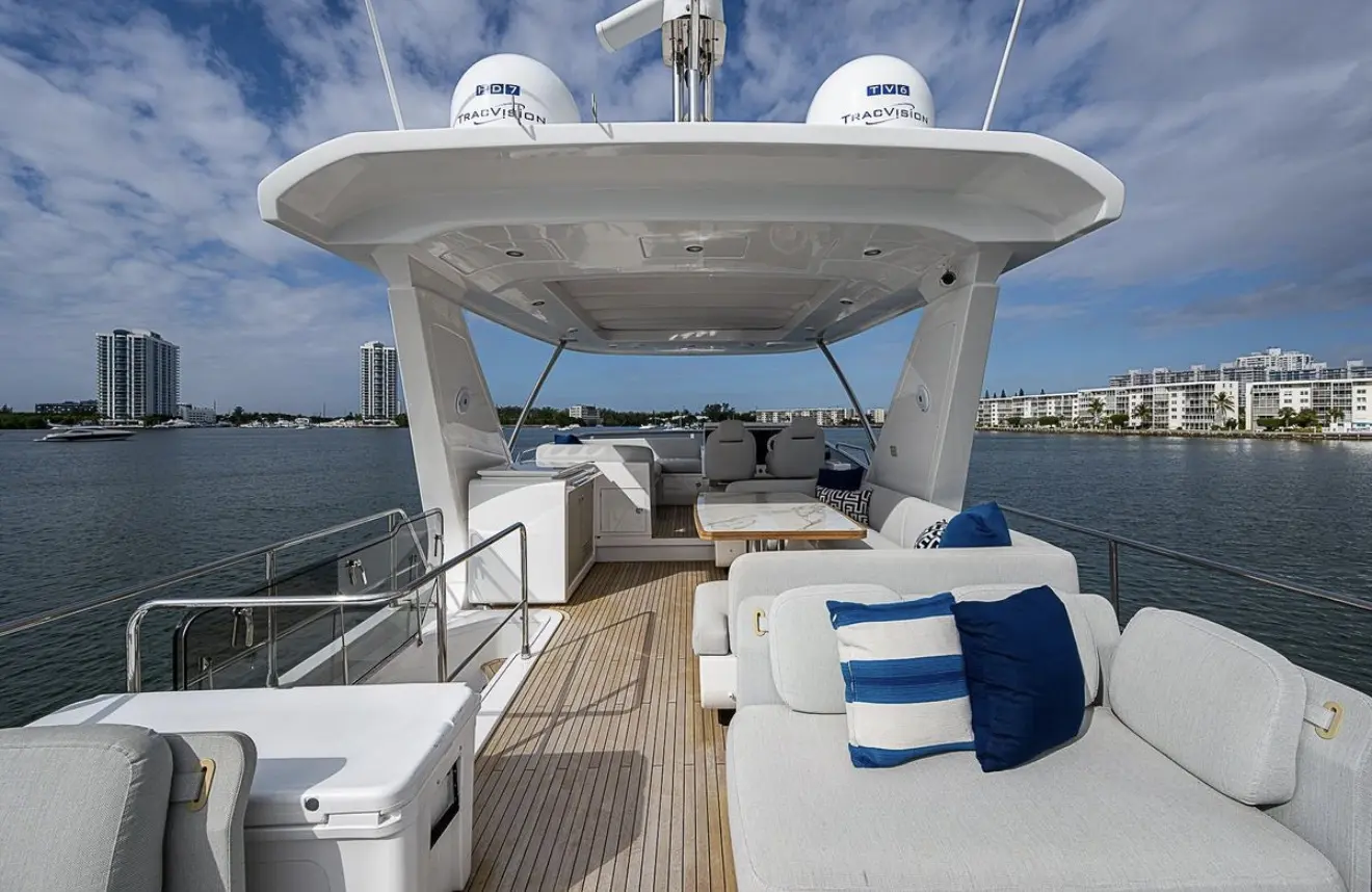 Azimut 70 "ALEV" flybridge seating under the hardtop