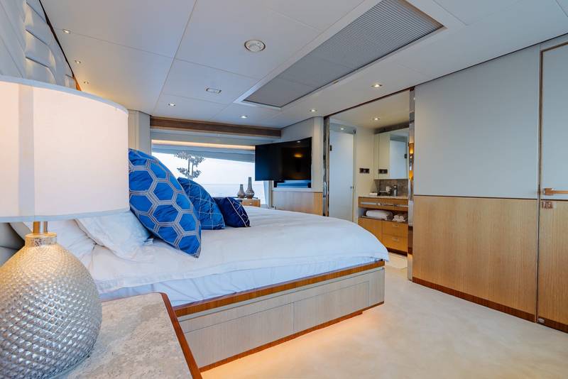 Horizon FD90 Skylounge master cabin with blue pillows