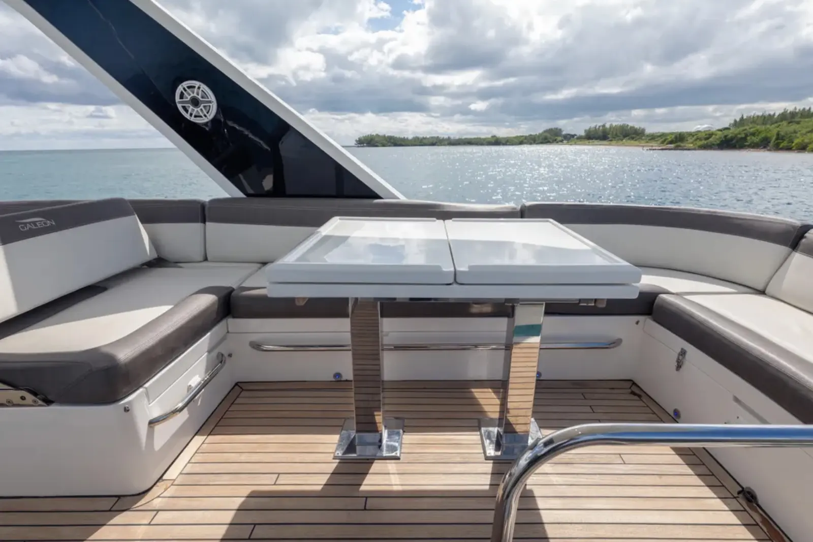 Galeon 53 flybridge lounge and table