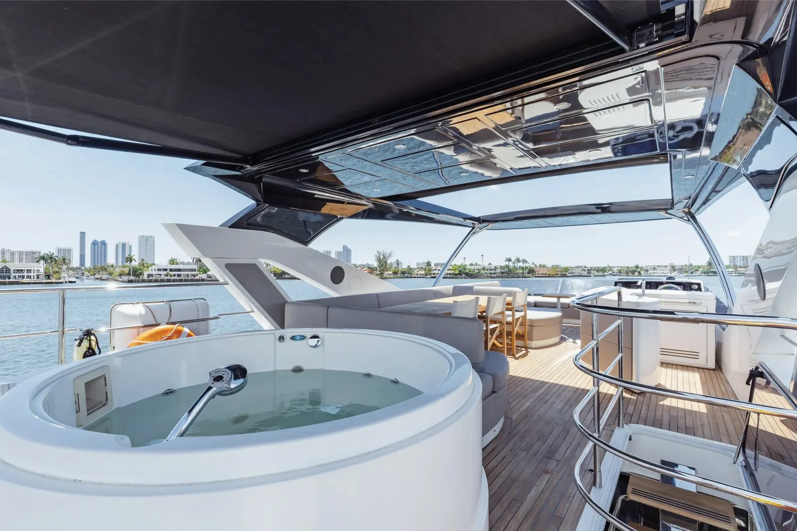 Sunseeker 80 jacuzzi on the flybridge