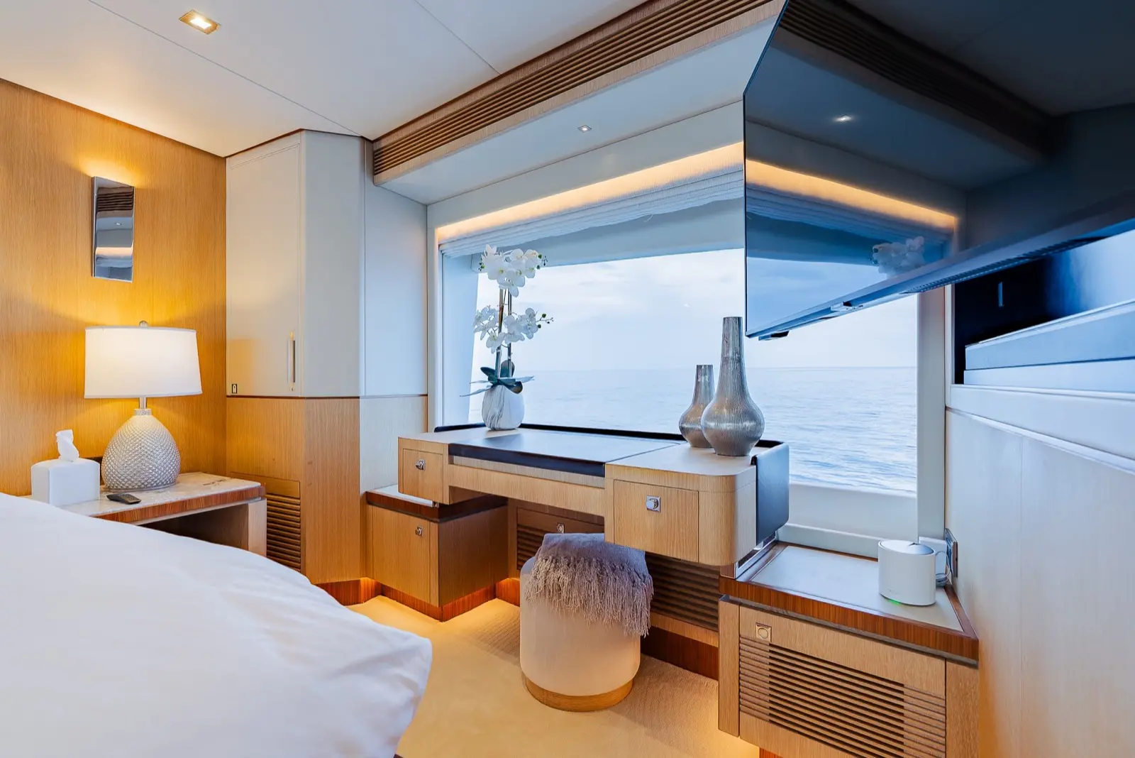Horizon FD90 Skylounge cabin vanity and window seat