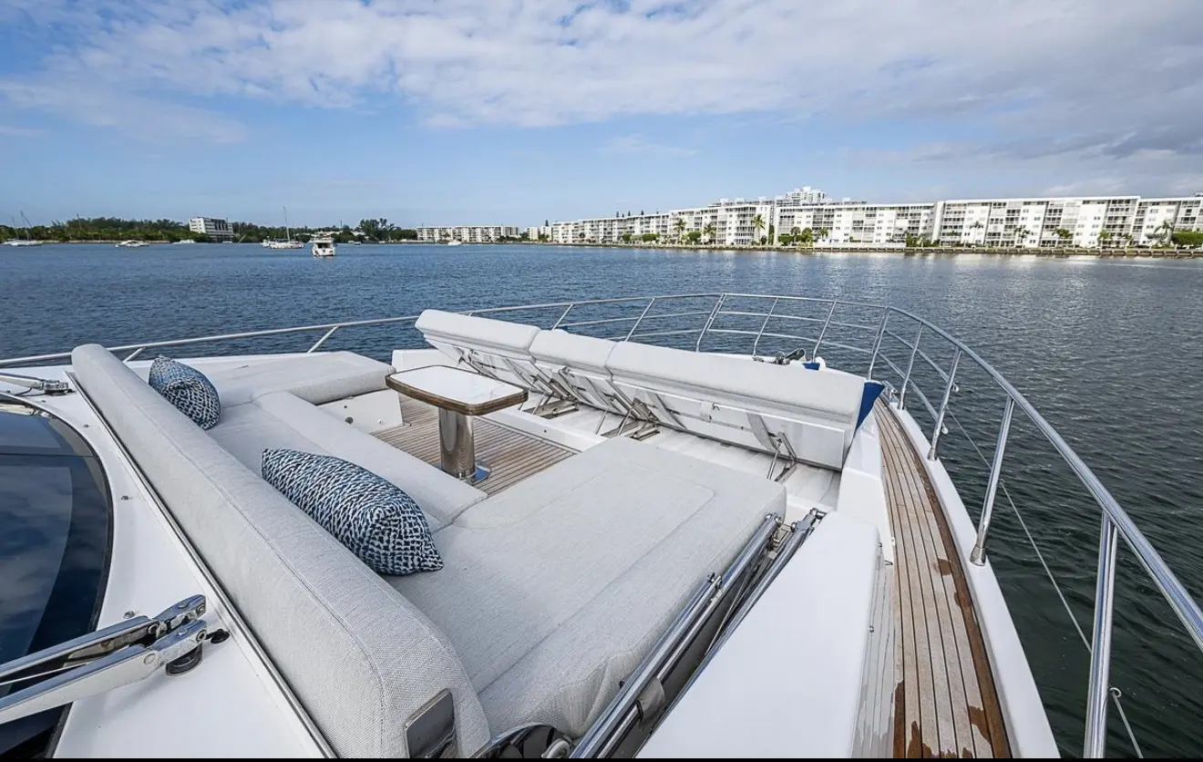Azimut 70 "ALEV" foredeck sun pads