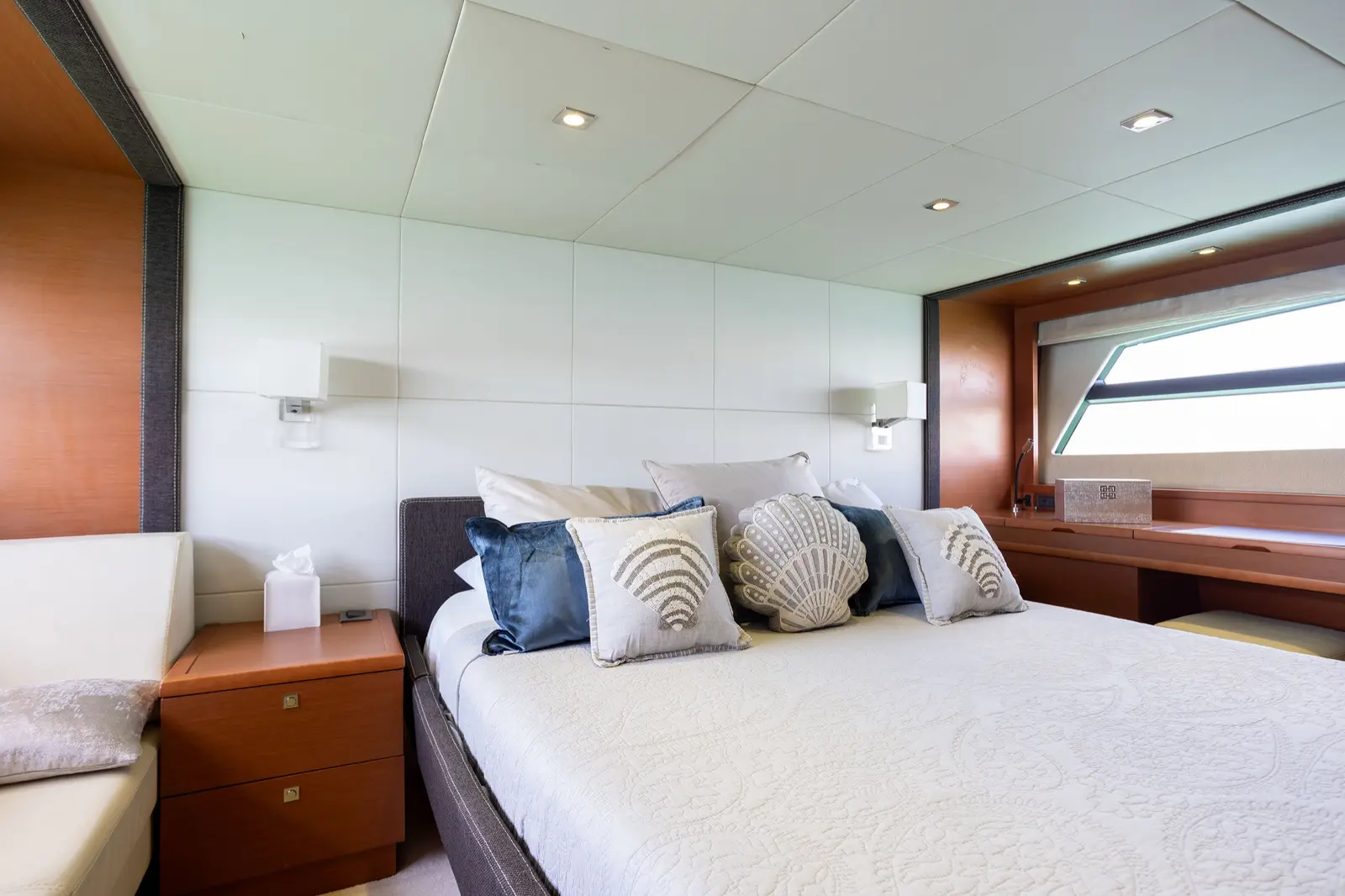 Prestige 65 "No Plans" VIP cabin