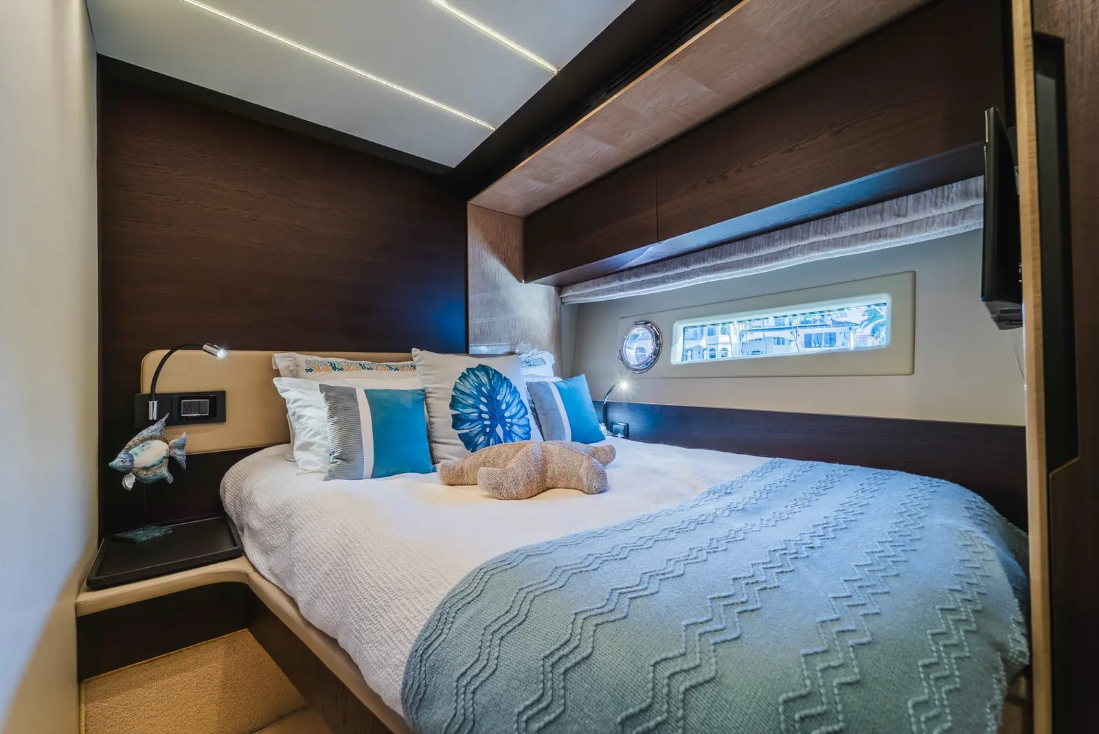 Azimut 75 guest cabin