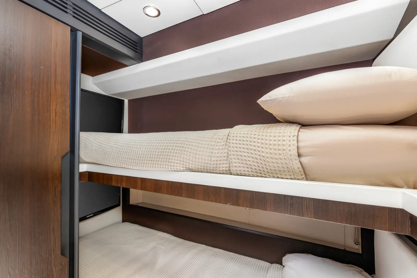 Azimut 68 "Le Grand Bleu" guest cabin with single beds
