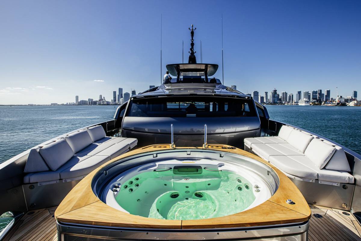 Jacuzzi y solárium en la proa frente al skyline de Miami