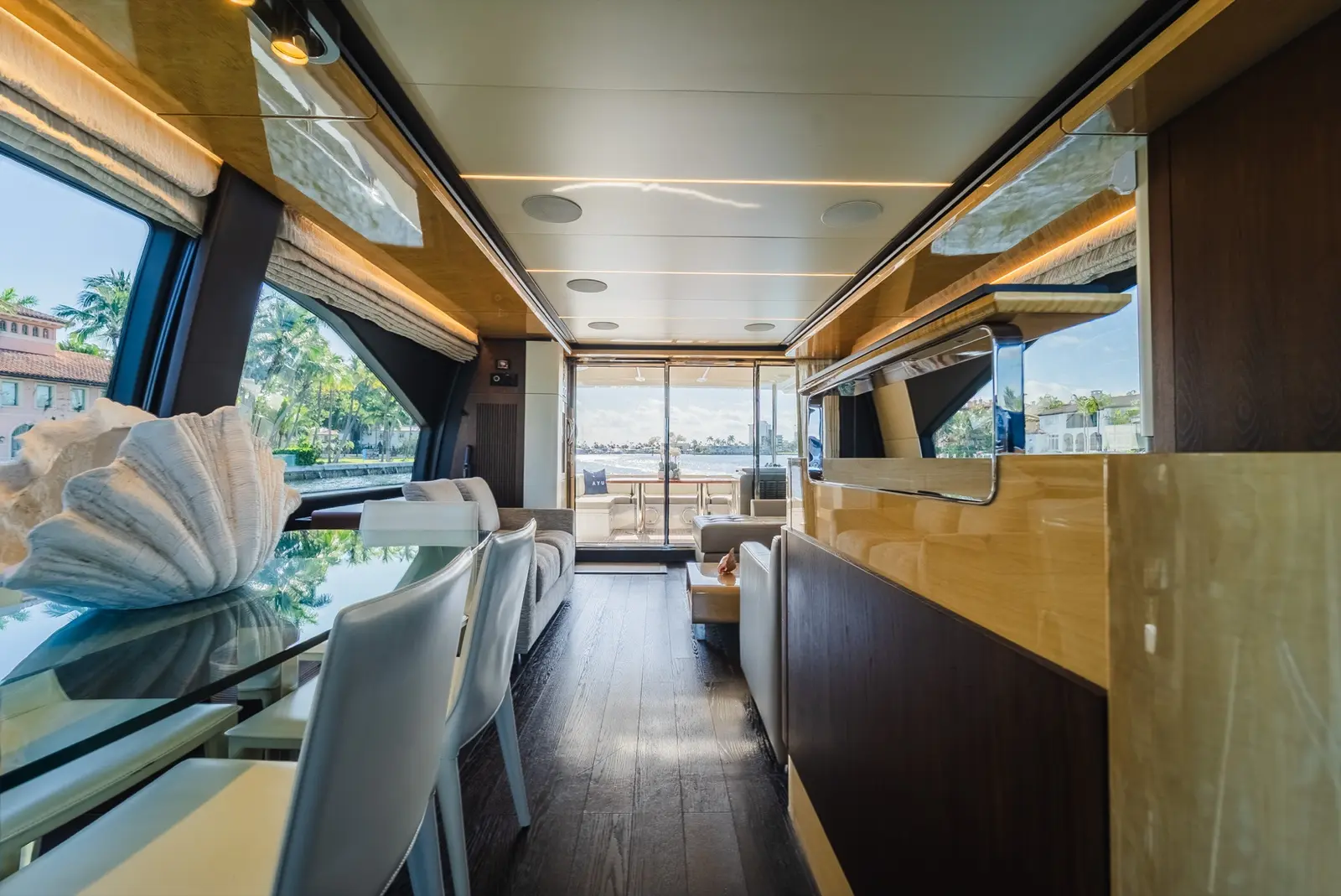 Azimut 75 dining area in the salon
