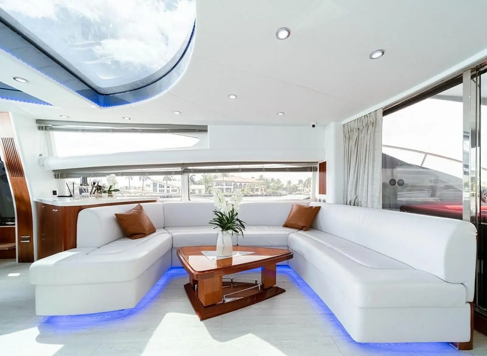 Sunseeker 85 salon lounge