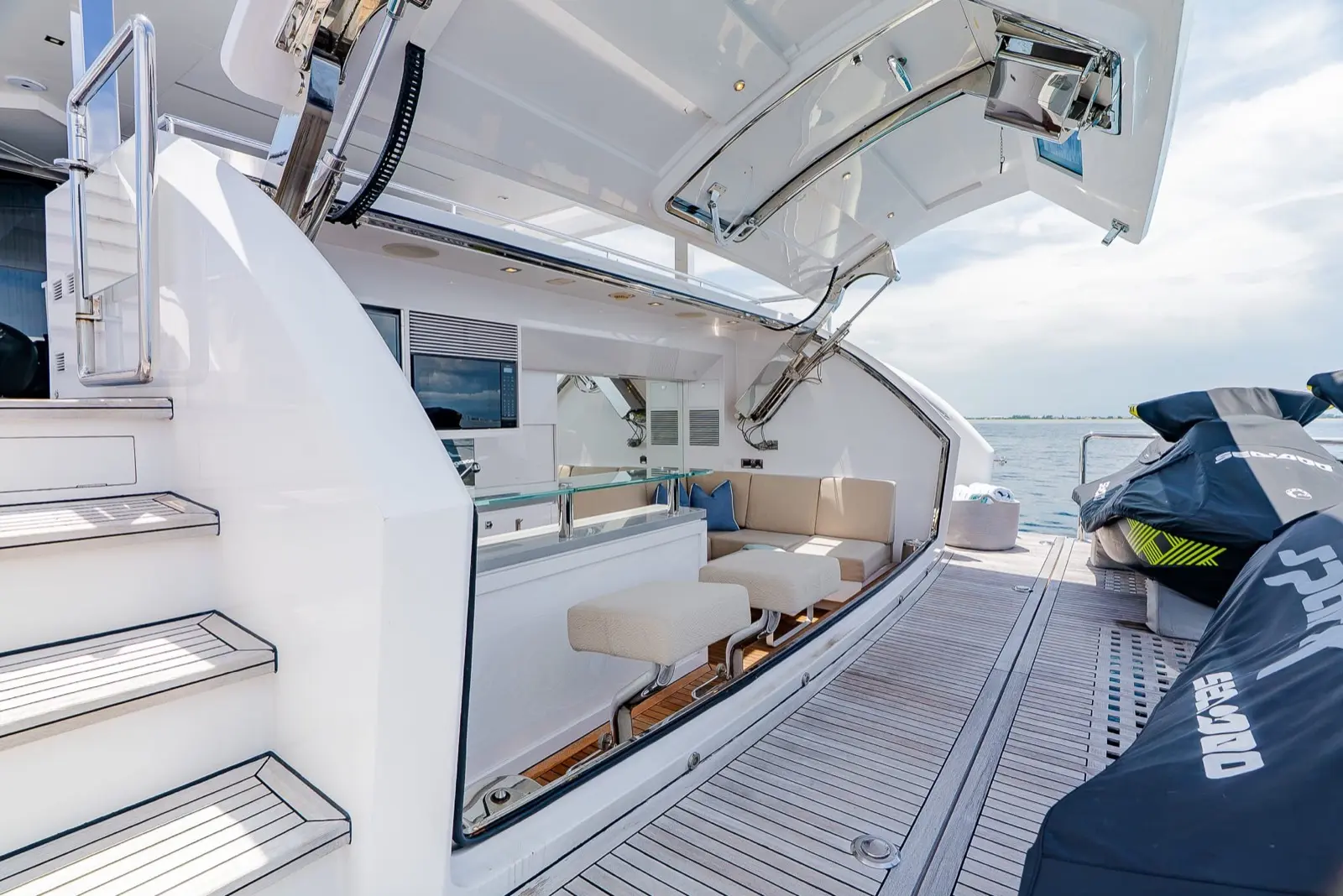 Horizon FD90 Skylounge beach club and swim platform