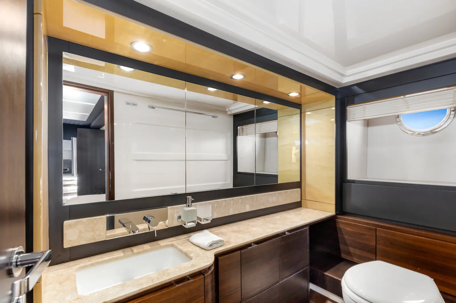 Azimut 68 "Le Grand Bleu" bathroom vanity
