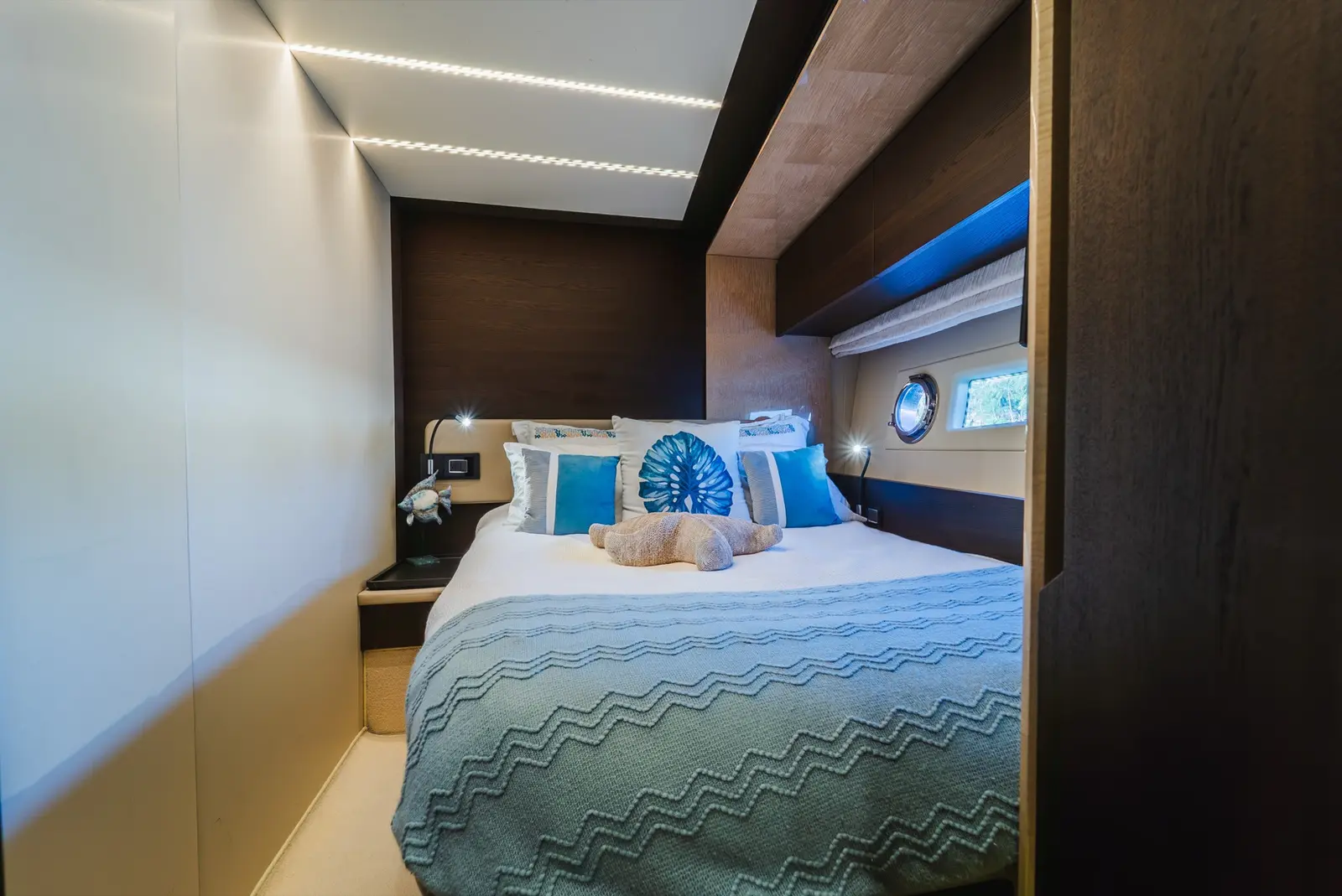 Azimut 75 guest cabin with double bed