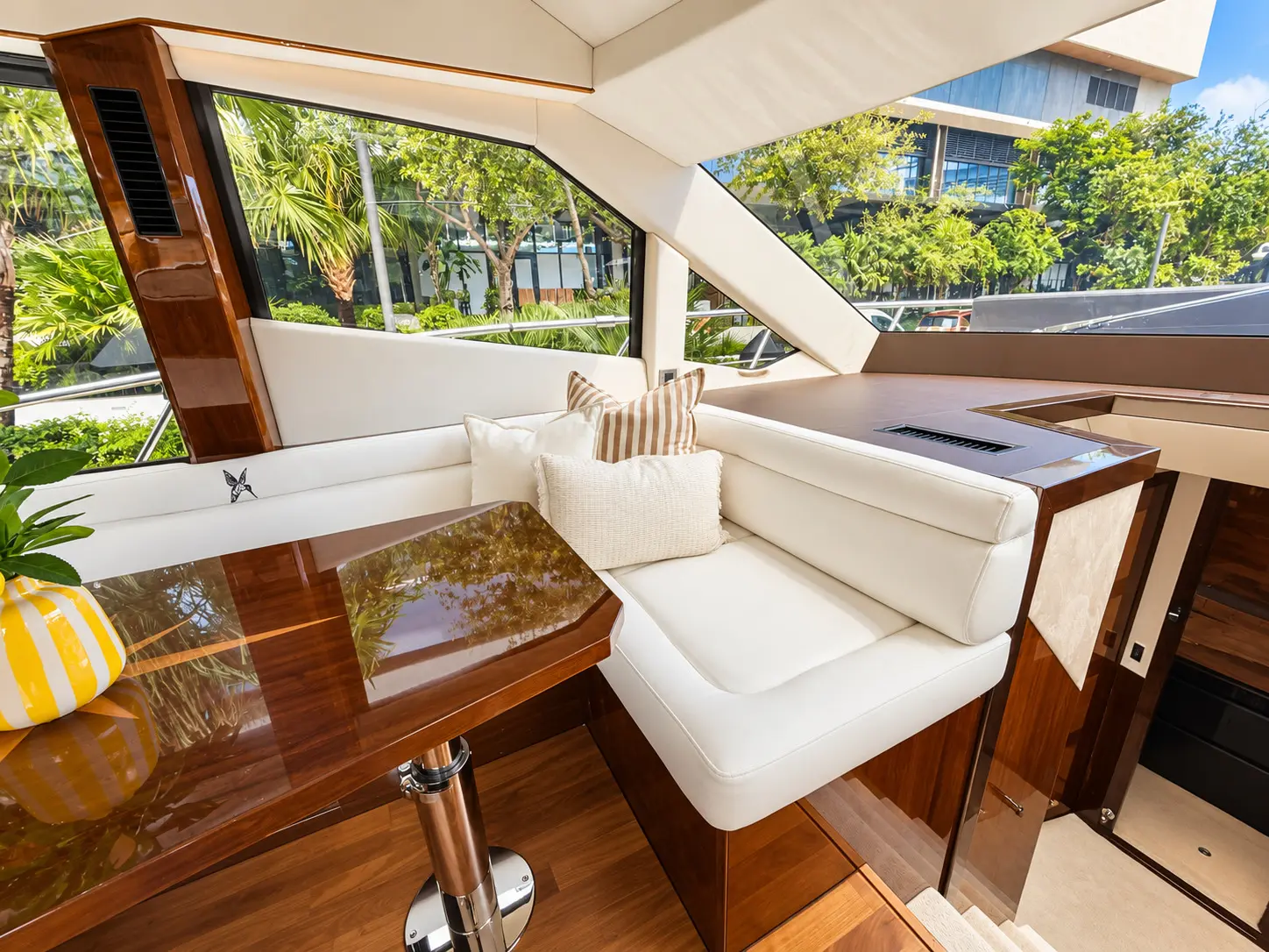Galeon 53 salon corner lounge