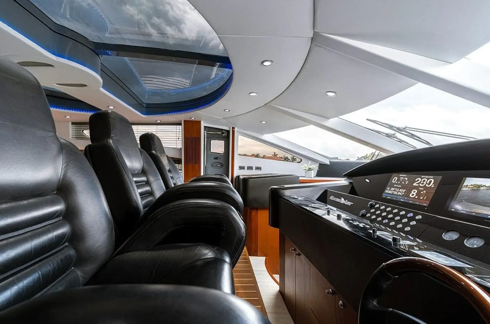 Sunseeker 85 helm station