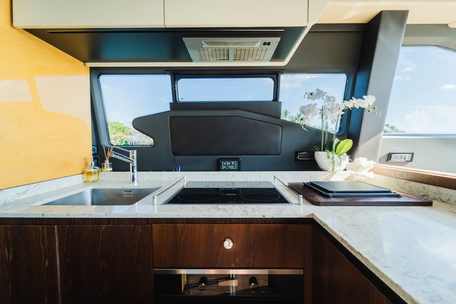 Azimut 75 galley