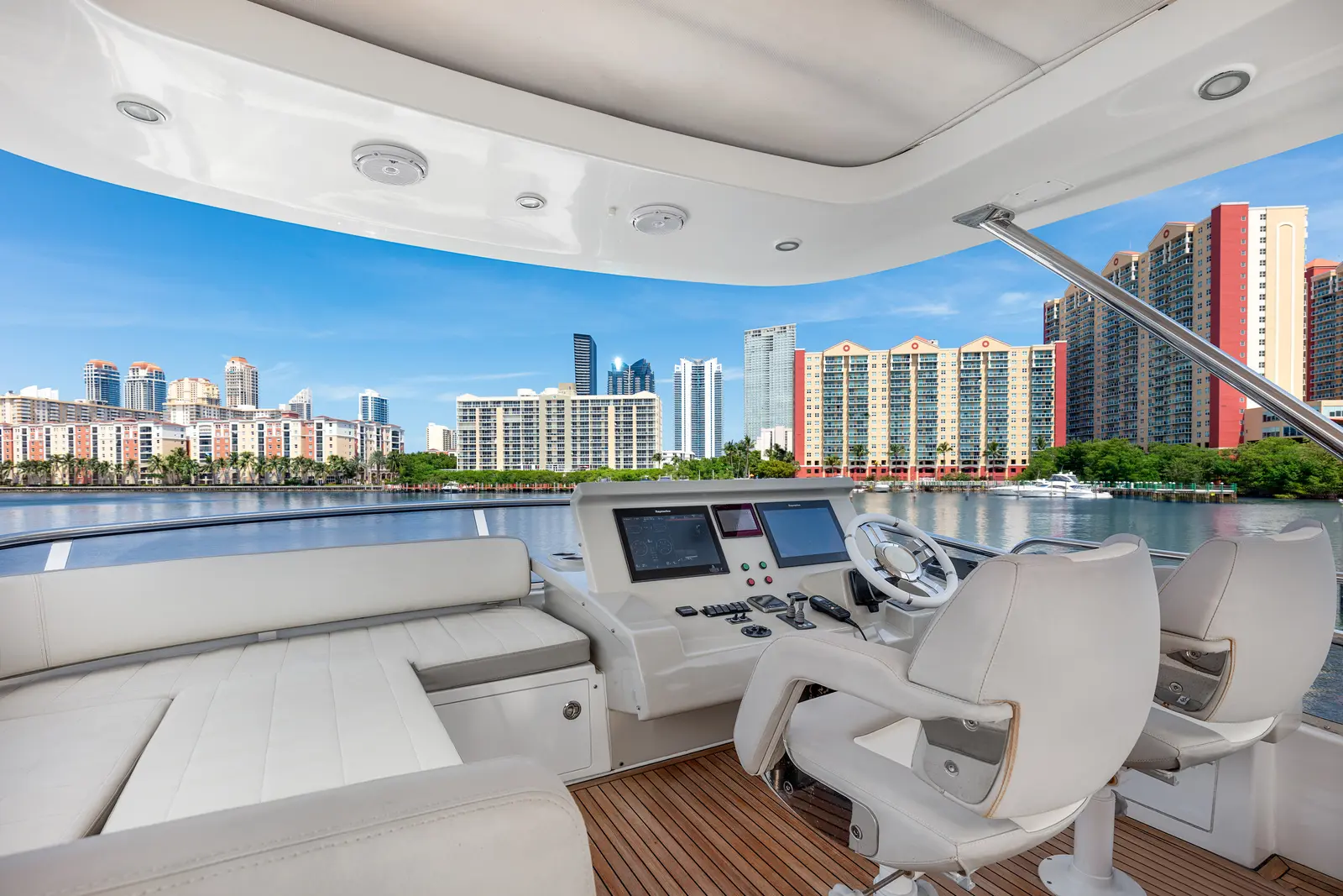 Azimut 68 "Le Grand Bleu" flybridge helm station