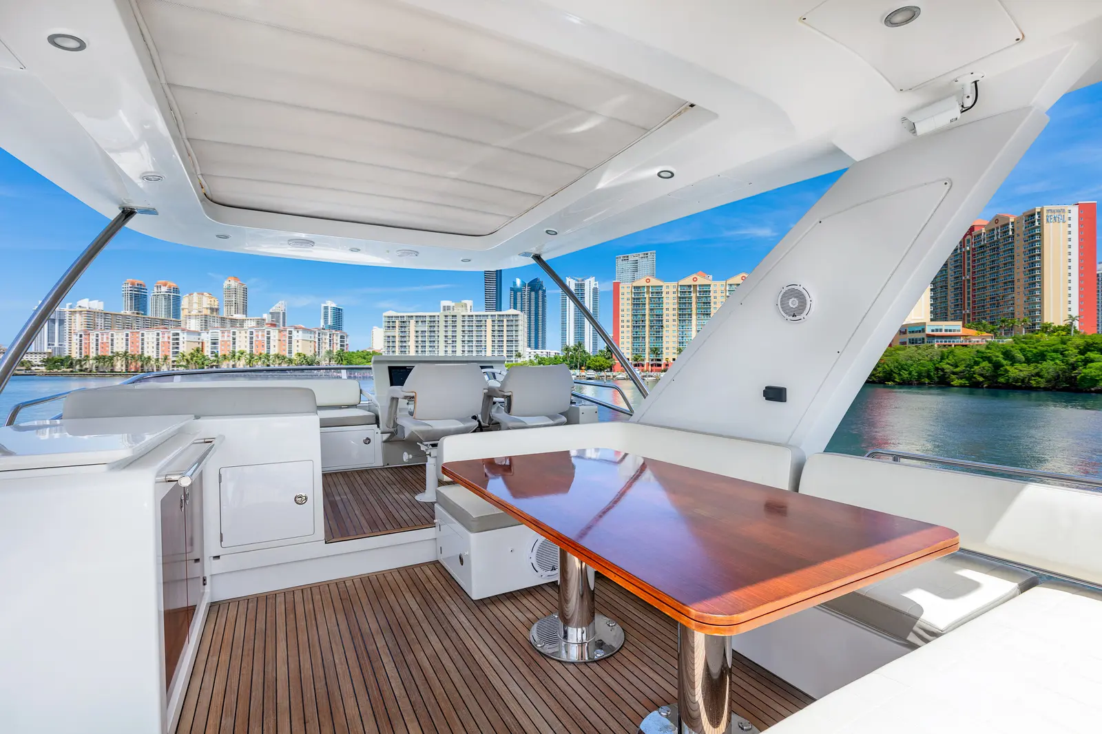 Azimut 68 "Le Grand Bleu" flybridge table and seating