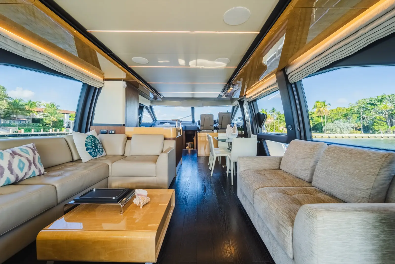 Azimut 75 salon with sofas and coffee table