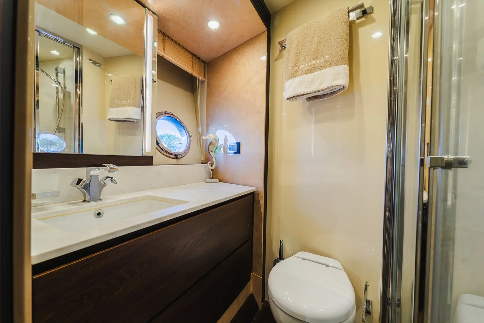 Azimut 75 master bathroom