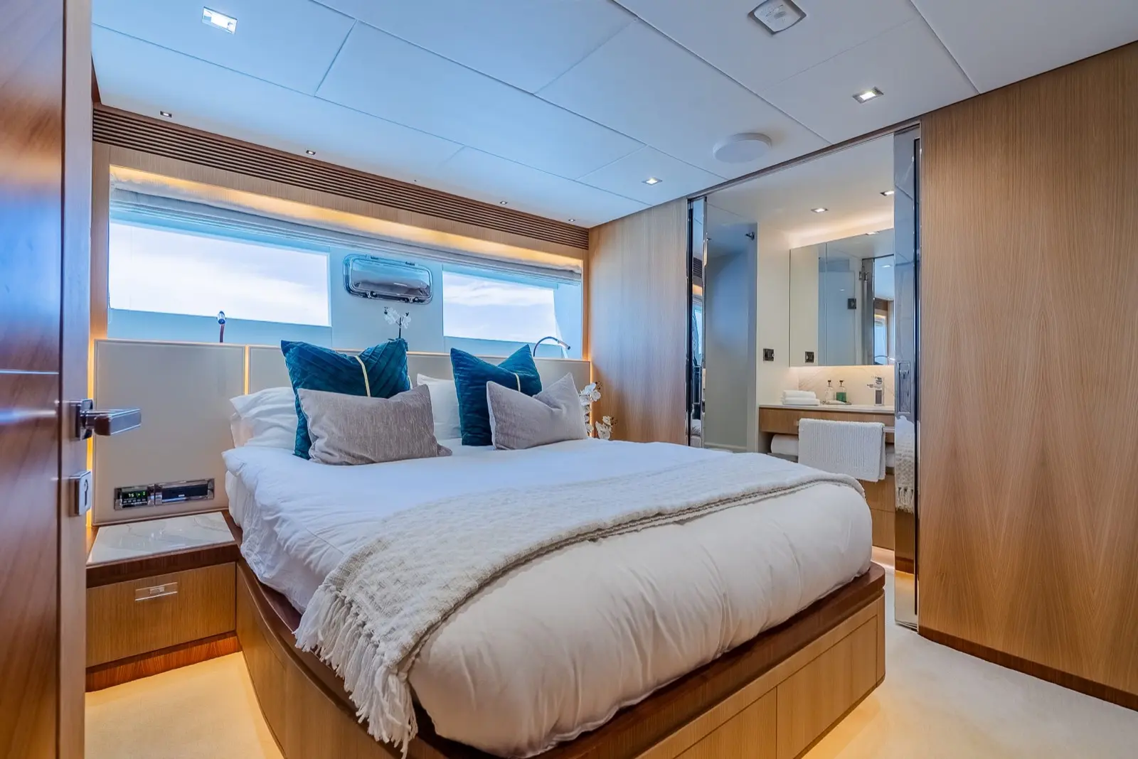 Horizon FD90 Skylounge master suite with full-beam windows