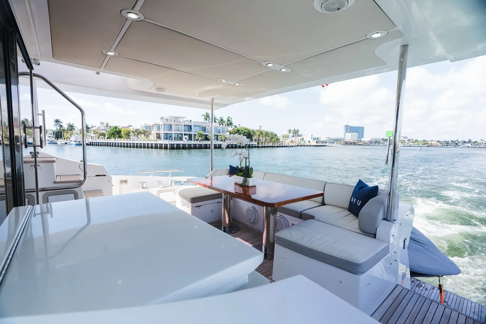 Azimut 75 aft deck seating
