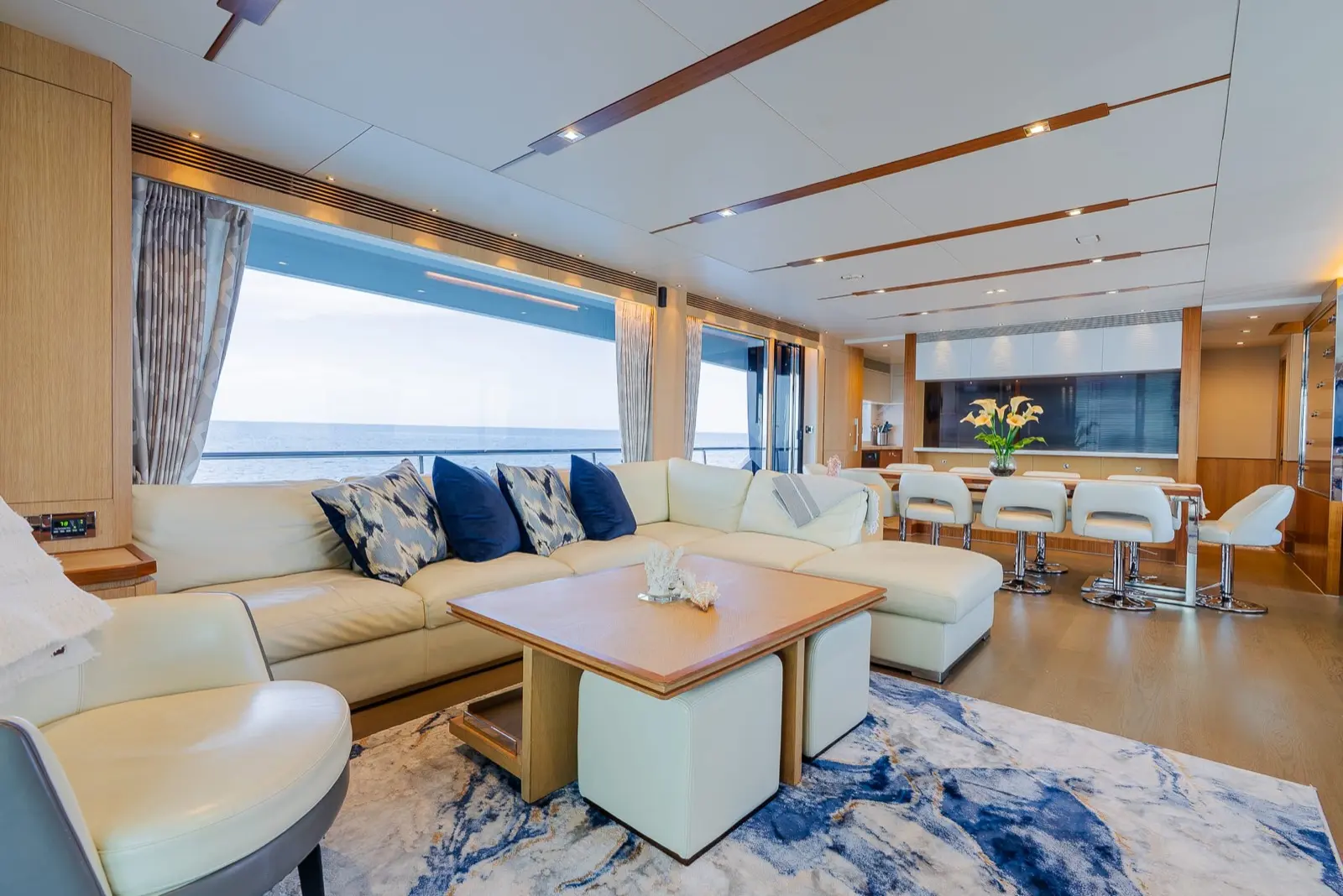Horizon FD90 Skylounge salon seating and dining area