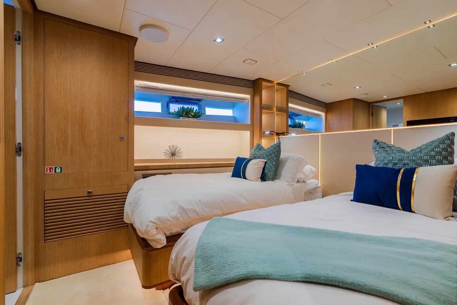 Horizon FD90 Skylounge twin guest cabin