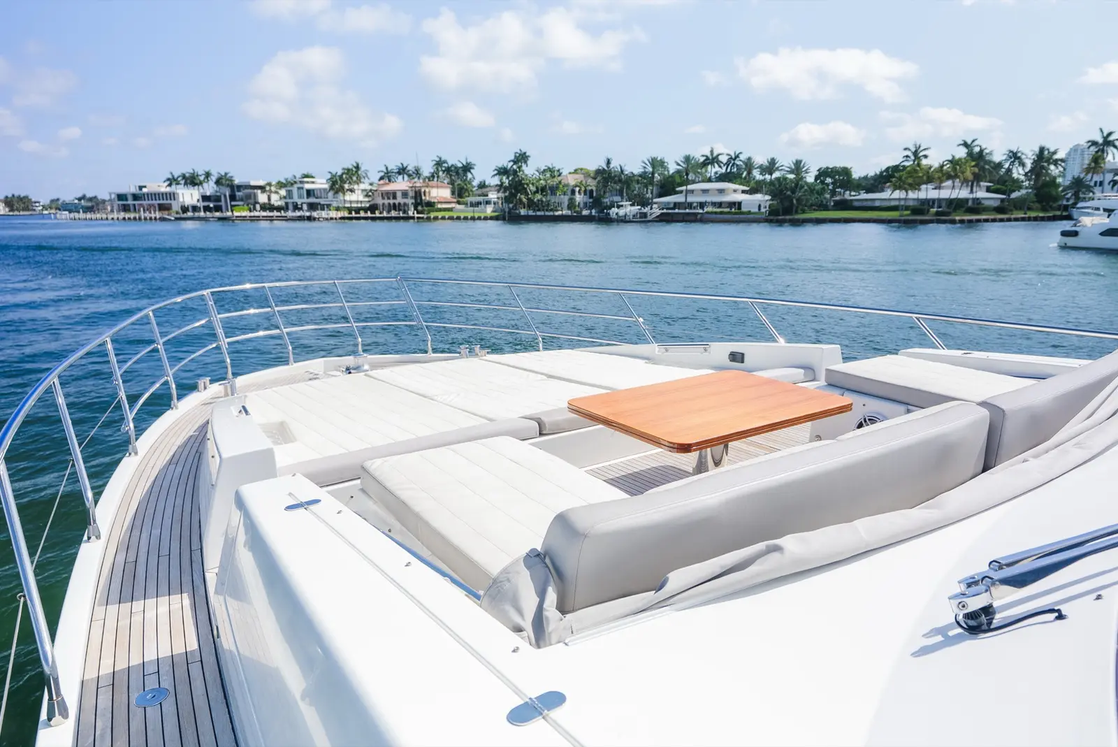 Azimut 75 foredeck sun pads