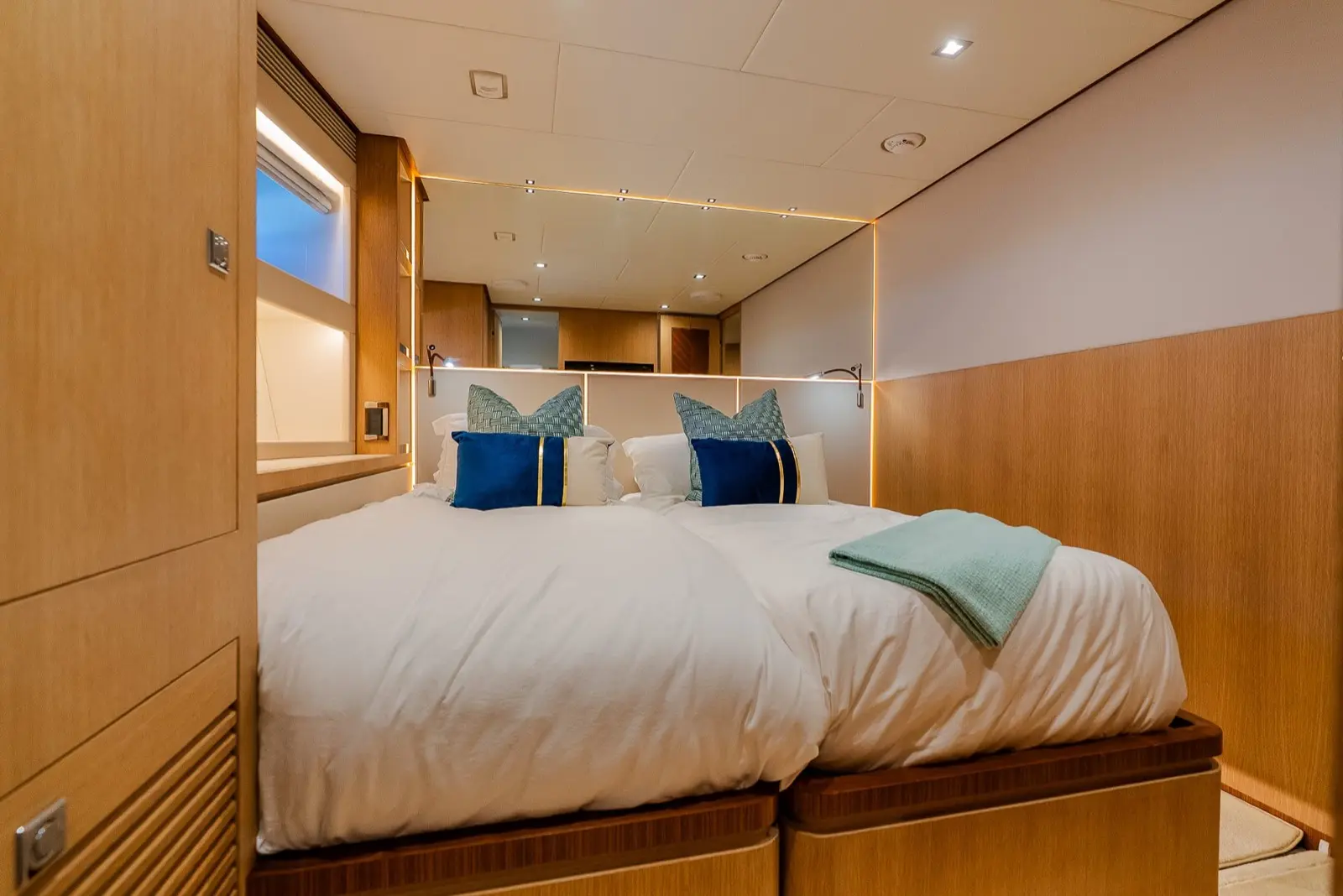 Horizon FD90 Skylounge twin cabin with blue cushions