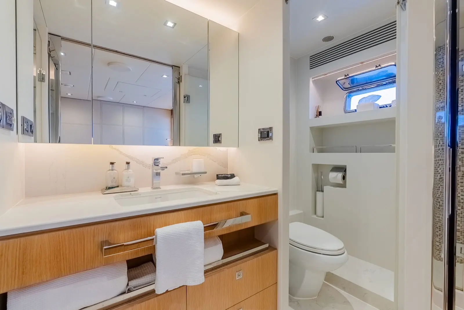 Horizon FD90 Skylounge bathroom with double vanity