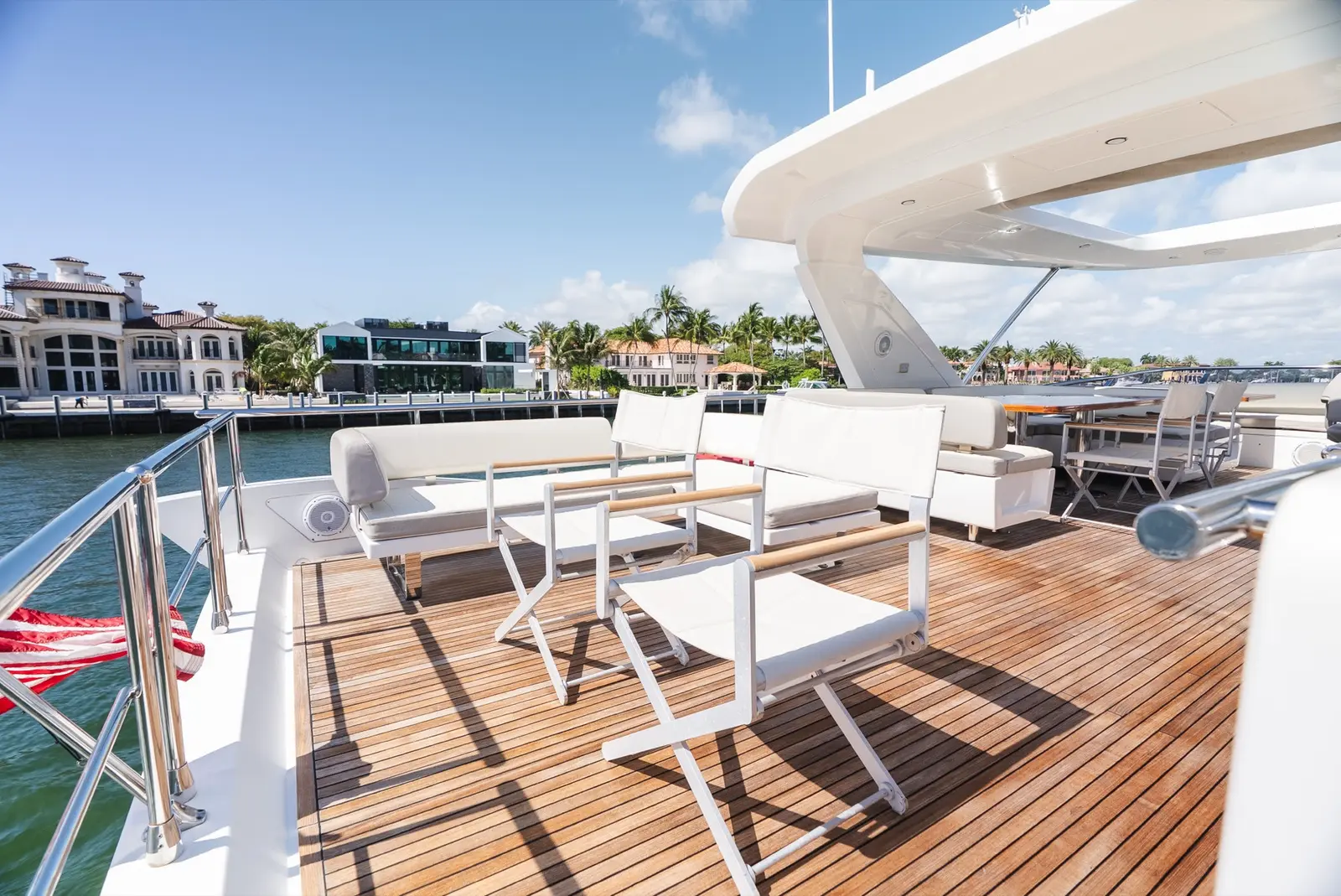 Azimut 75 flybridge lounge