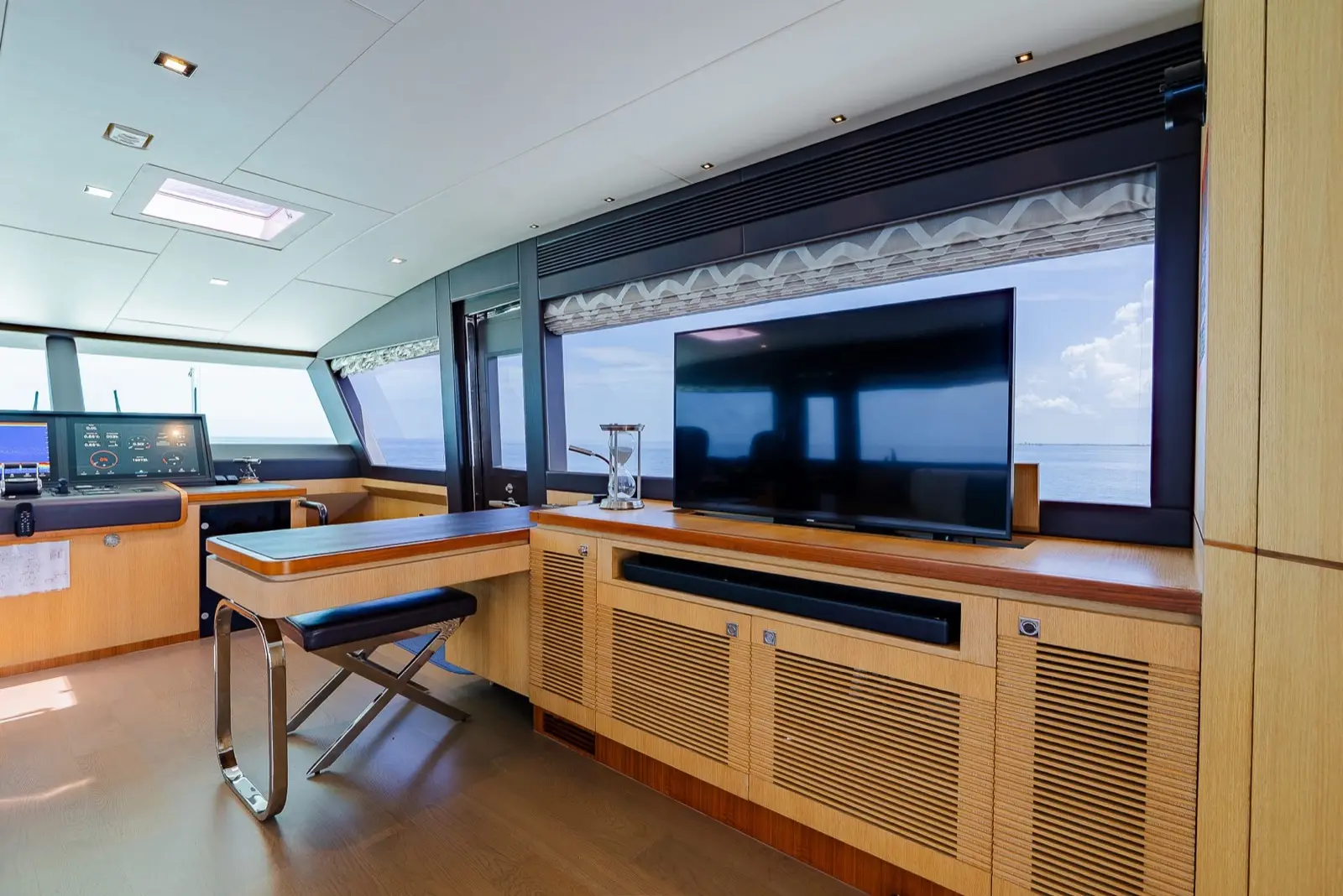 Horizon FD90 Skylounge skylounge with TV and seating