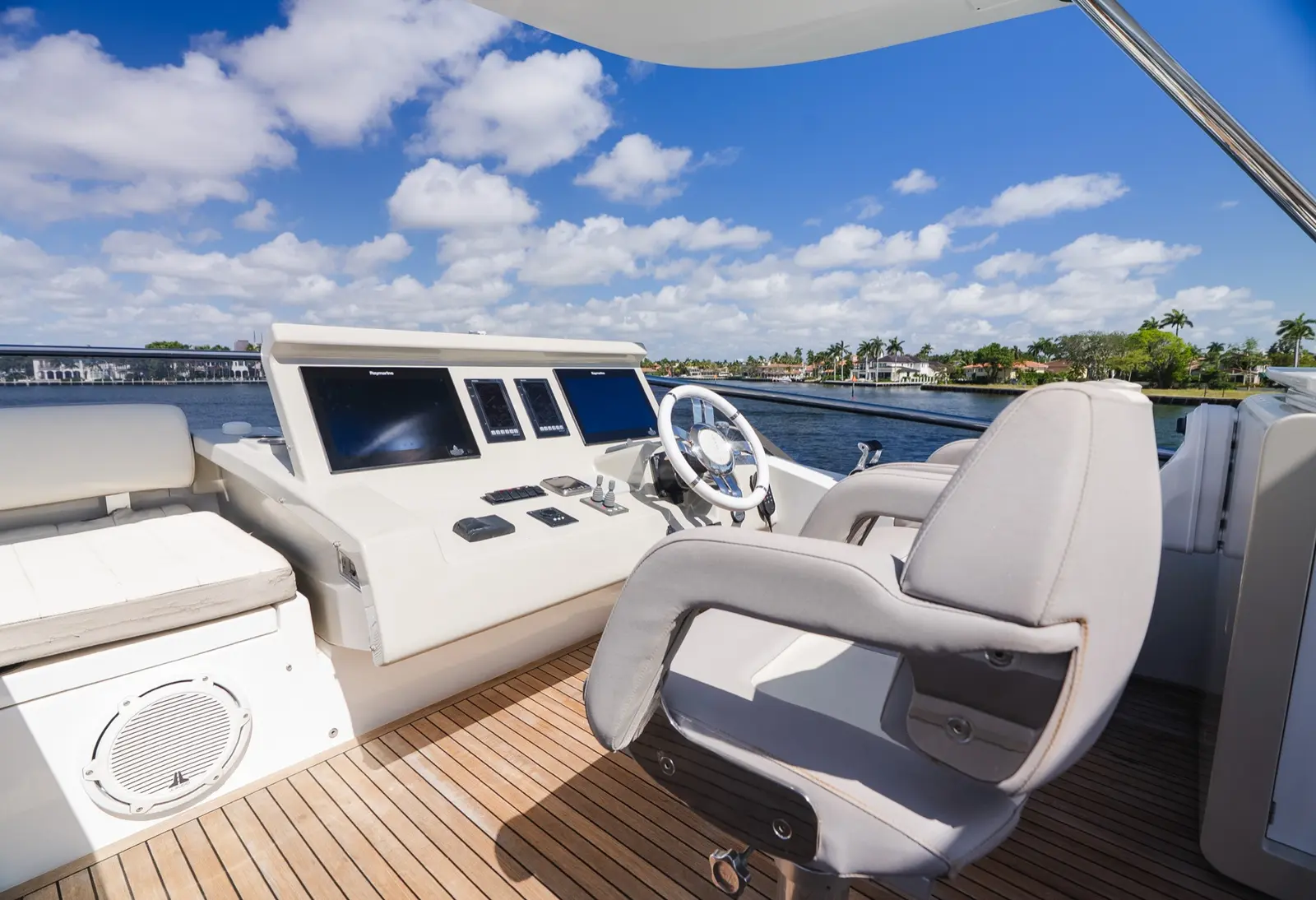Azimut 75 flybridge helm