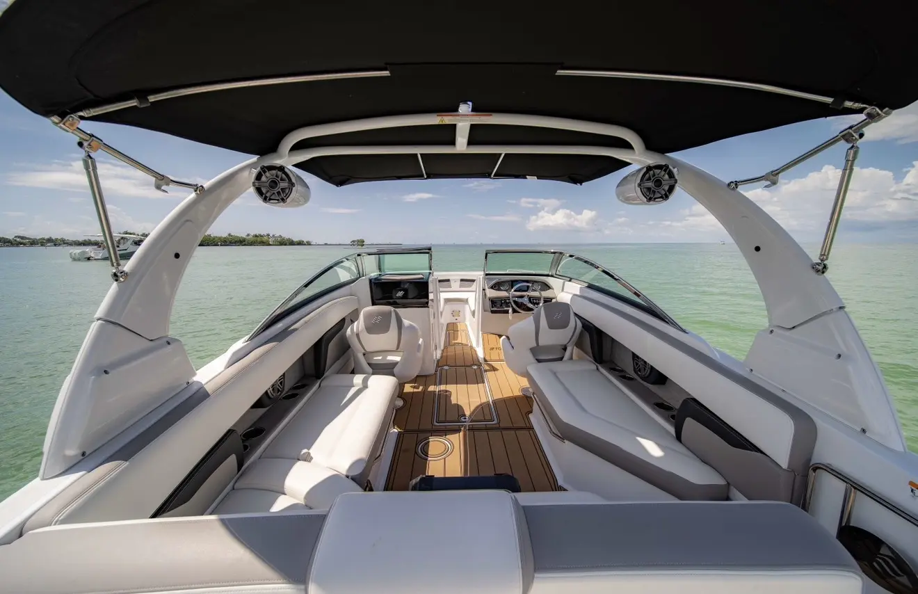 Four Winns 28 cockpit and open bow seating