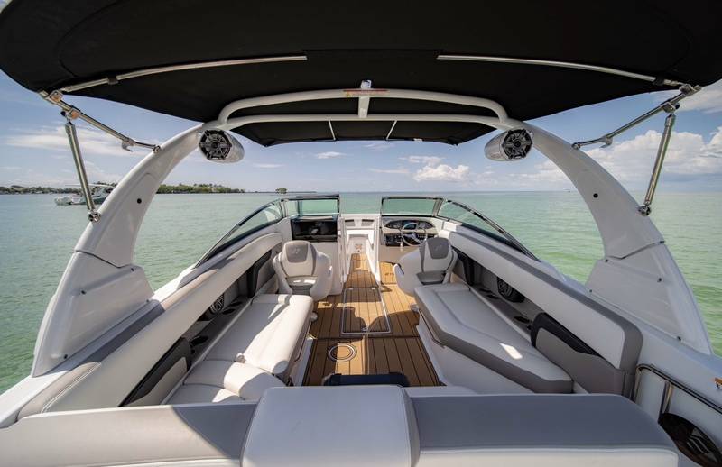 Four Winns 28 cockpit and open bow seating