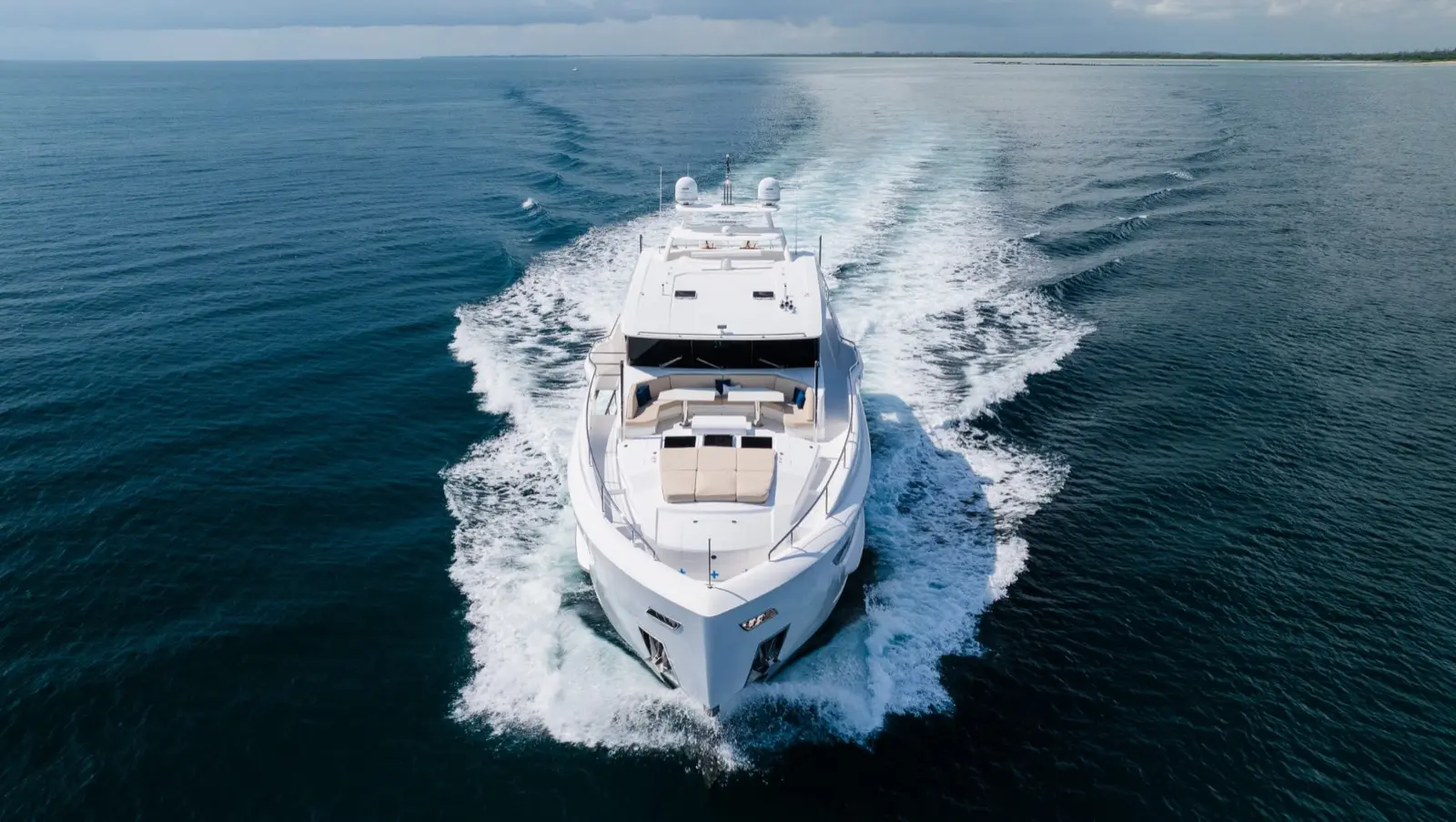 Horizon FD90 Skylounge bow-on, cutting through the water