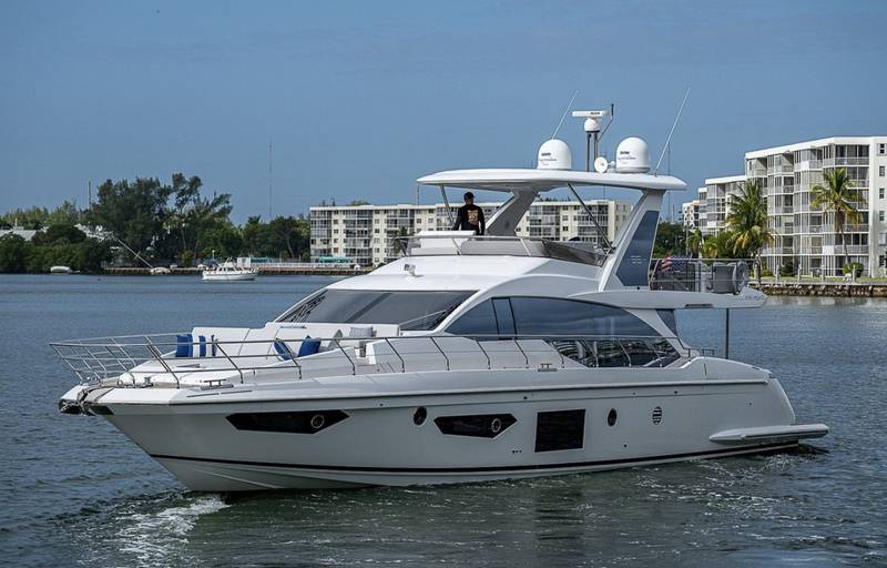 Azimut 70 "ALEV" side profile near the waterfront