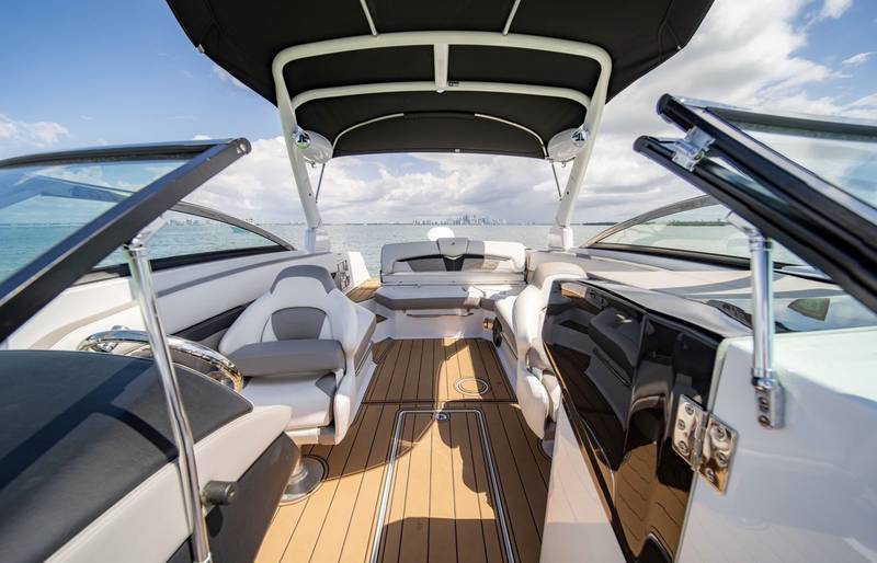 Four Winns 28 helm and cockpit lounge