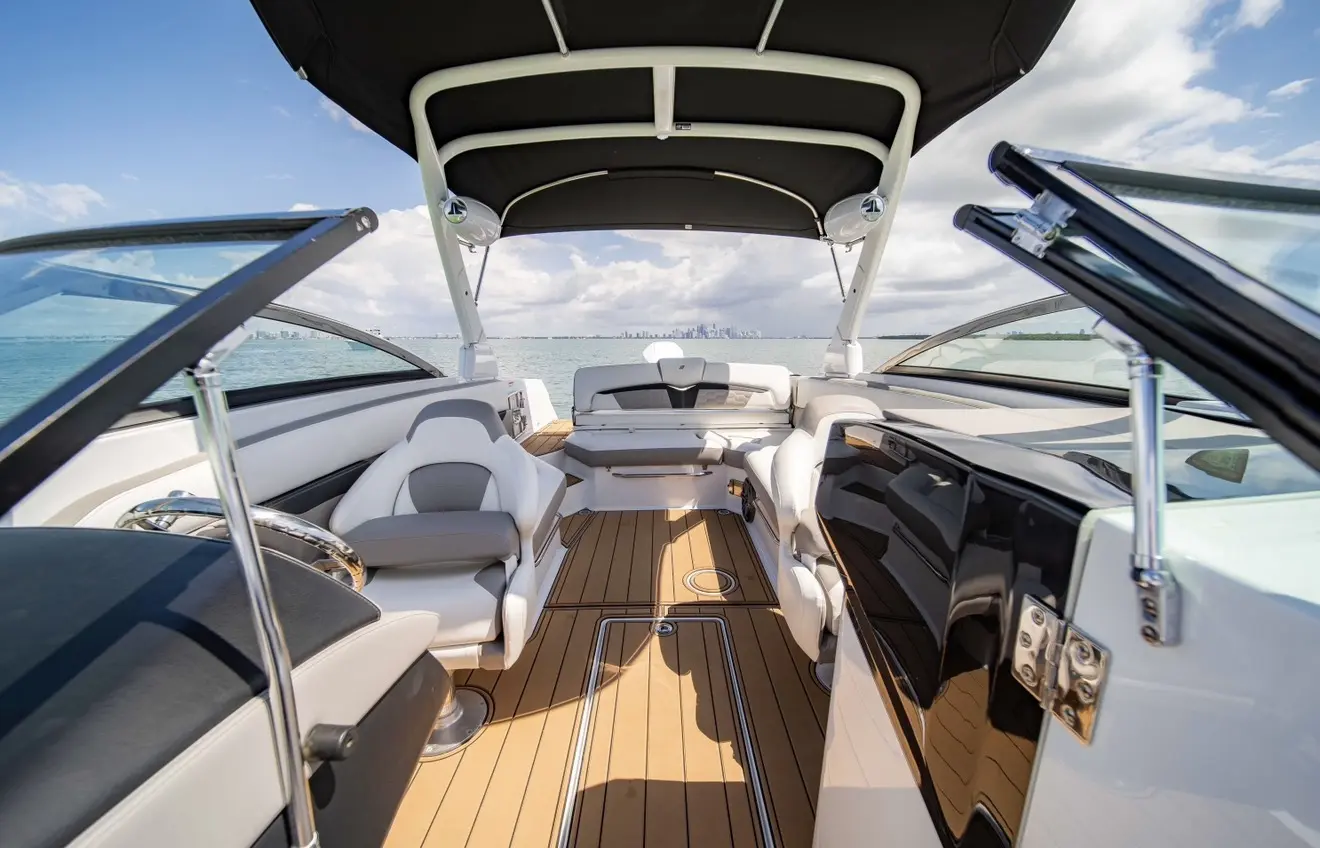 Four Winns 28 helm and cockpit lounge