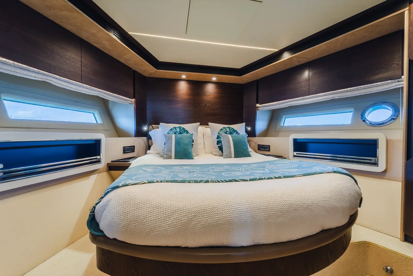 Azimut 75 master cabin