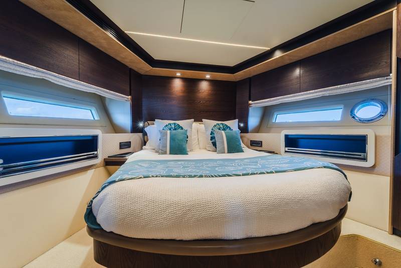 Azimut 75 master cabin