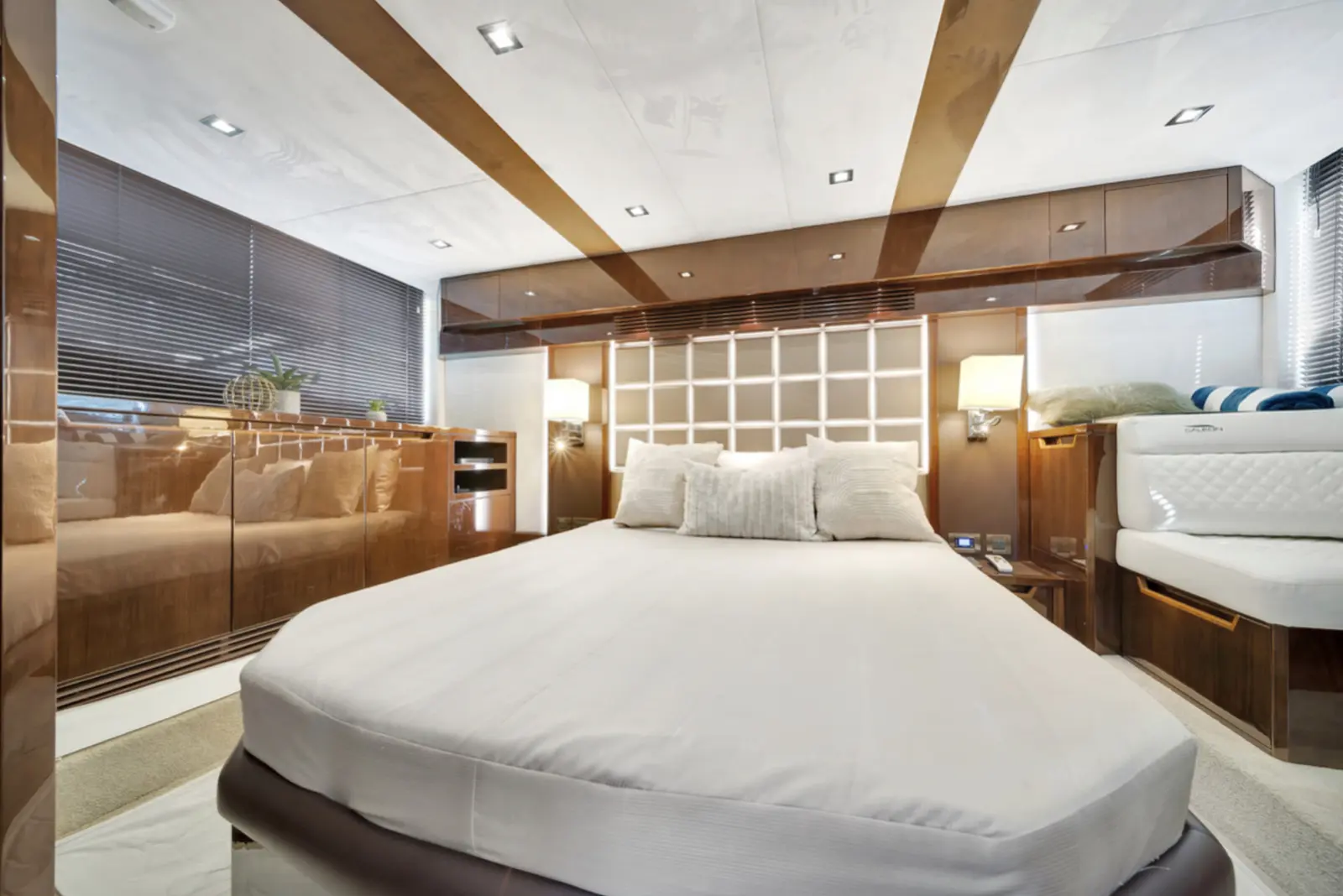 Galeon 53 master cabin with double bed