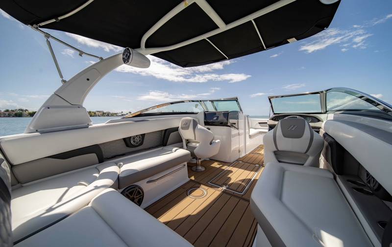 Four Winns 28 wraparound cockpit seating