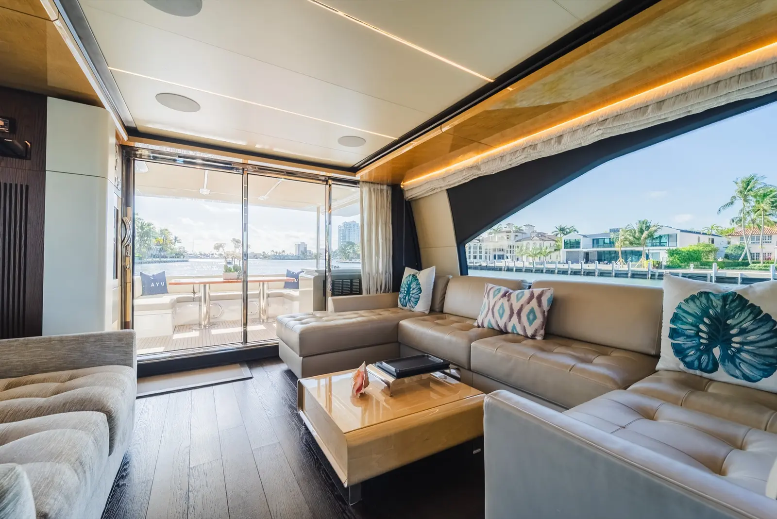 Azimut 75 salon lounge with large windows