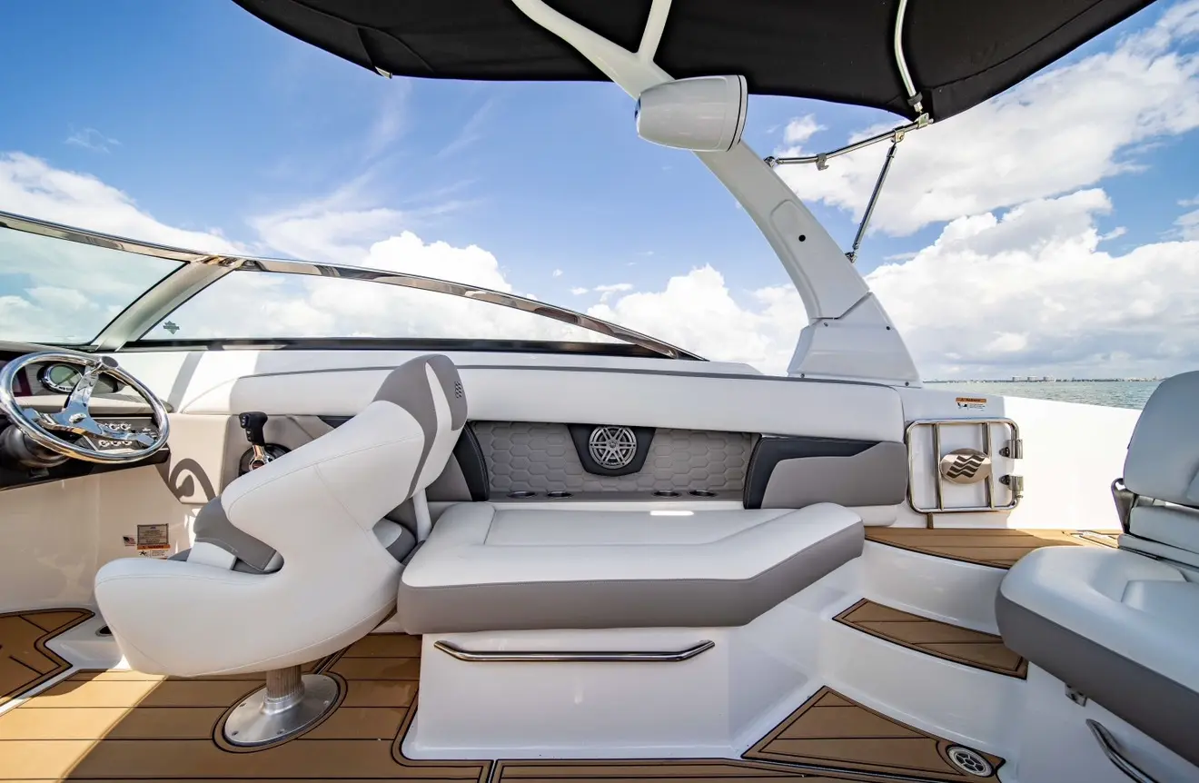 Four Winns 28 helm seat and cockpit