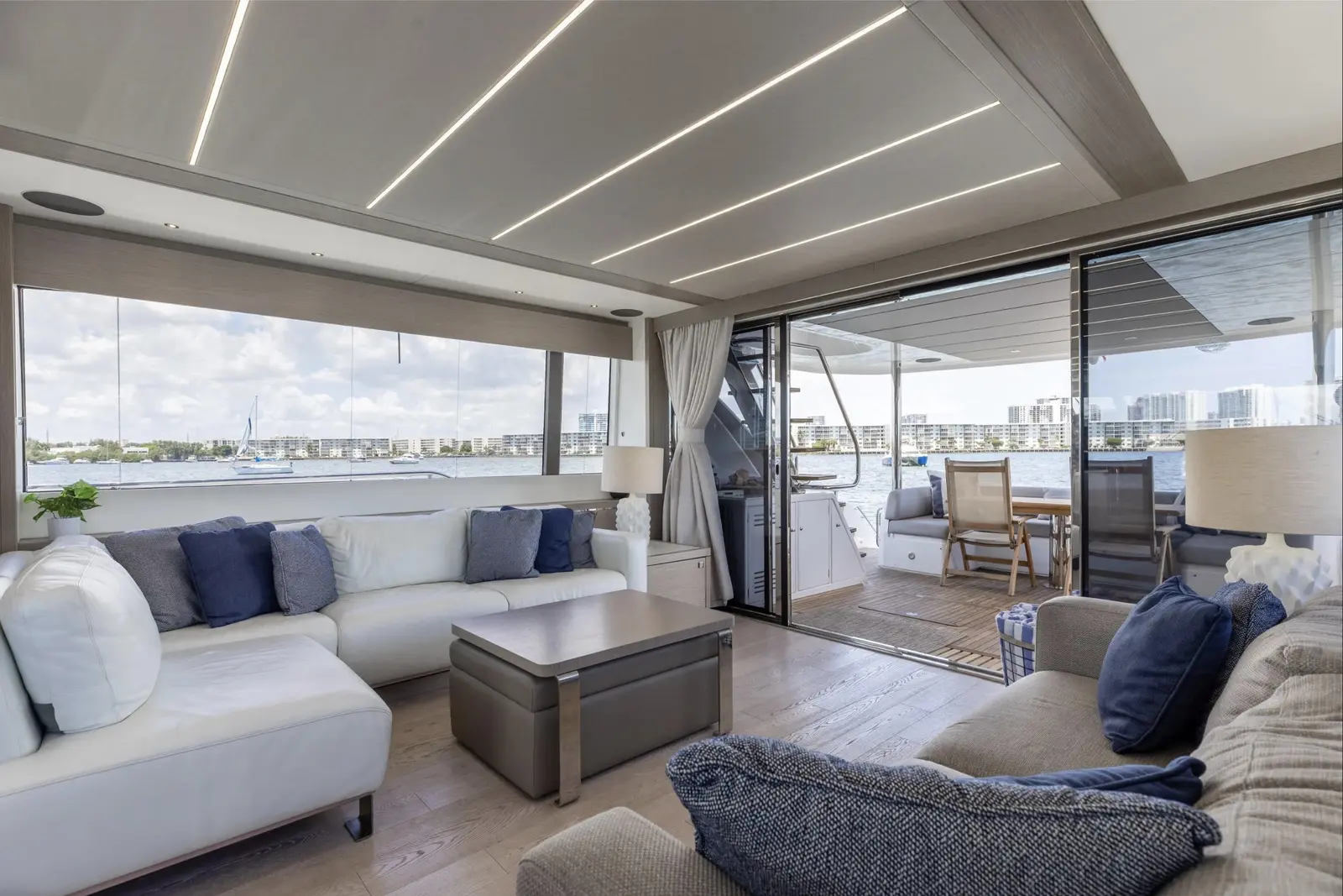 Sunseeker 80 salon lounge