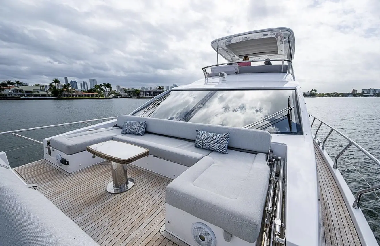 Azimut 70 "ALEV" flybridge lounge and table