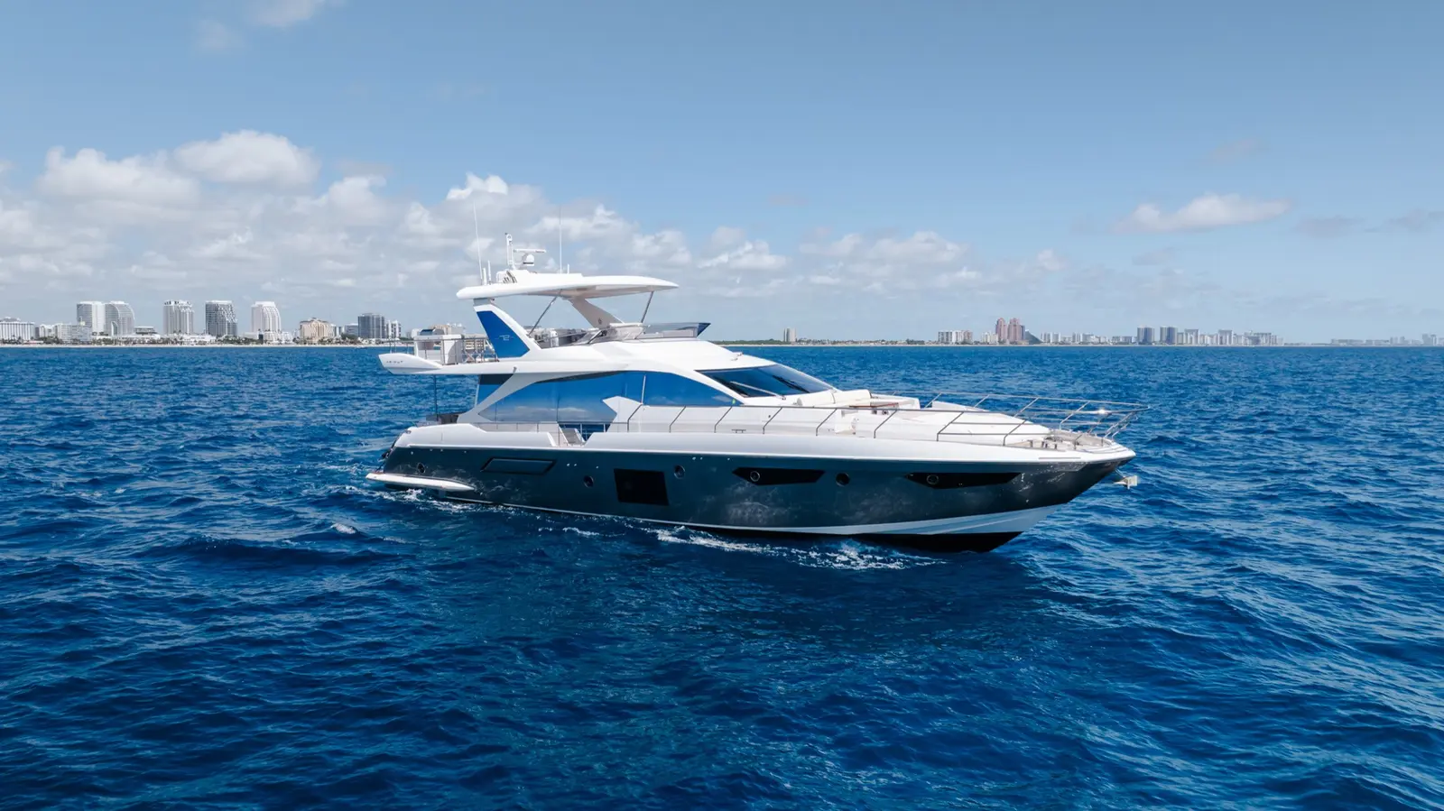Azimut 75 side profile on open water